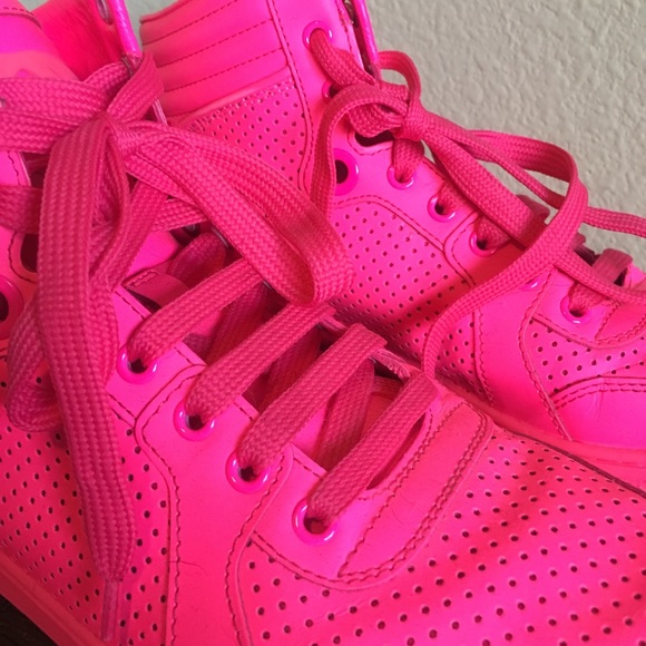 neon pink gucci sneakers